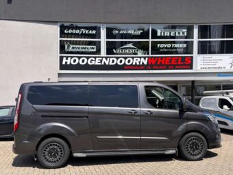 SUPERMETAL RIG MATT ANTHRACITE IN 17 INCH GEMONTEERD ONDER EEN FORD TRANSIT CUSTOM