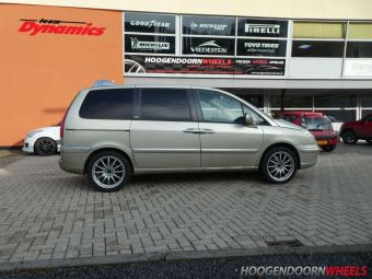 TEAM DYNAMCIS PRORACE 1.2 HPS ZILVER 18 INCH GEMONTEERD ONDER EEN PEUGEOT 807