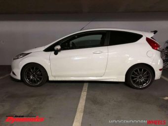 TEAM DYNAMICS PRORACE 1.2 ZWART IN 17 INCH GEMONTEERD ONDER EEN FORD FOCUS 