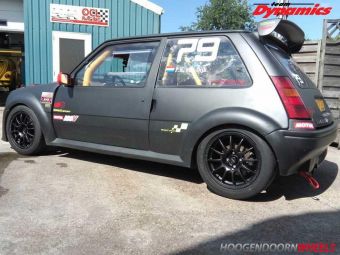 TEAM DYNAMICS PRORACE 1.2 BLACK GEMONTEERD ONDER EEN RACE RENAULT 5 GTE BJ 1990