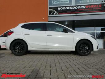 TEAM DYNAMCIS PRORACE 1.2 ZWART IN 17 INCH GEMONTEERD ONDER SEAT IBIZA 