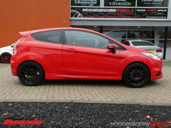 TEAM DYNAMICS PRORACE 1.2 VELGEN BLACKIN  17 INCH GEMONTEERD ONDER EEN FORD FIESTA ST 