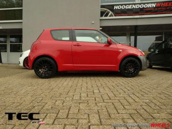 TEC SPEEDWHEELS AS2 BLACK IN 17 INCH GEMONTEERD ONDER EEN SUZUKI SWIFT