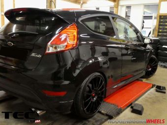 TEC VELGEN AS2 ZWART IN 18 INCH GEMONTEERD ONDER EEN FORD FIESTA