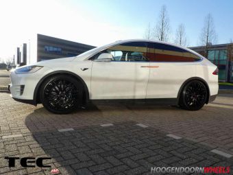 TEC VELGEN GT1 CUSTOM MADE GLANS ZWART BREEDSET 22 INCH WINTERSET VOOR EEN TESLA MODEL X 