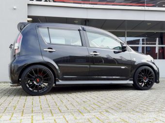 TEC SPEEDWHEELS AS2 BLACK IN 17 INCH GEMONTEERD ONDER EEN FIAT DAIHATSU SIRION