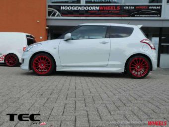 TEC SPEEDWHEELS AS2 RED 17 INCH GEMONTEERD ONDER EEN SUZUKI SWIFT 