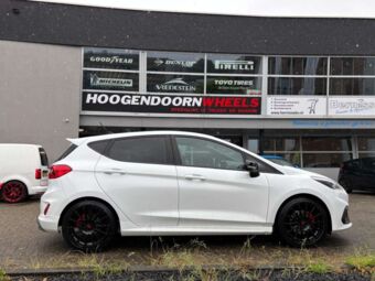 TEC SPEEDWHEELS AS2 BLACK IN 17 INCH GEMONTEERD ONDER EEN FORD FIESTA