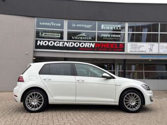 TEC SPEEDWHEELS AS2 CRYSTAL SILVER IN 17 INCH GEMONTEERD ONDER EEN VOLKSWAGEN GOLF VII
