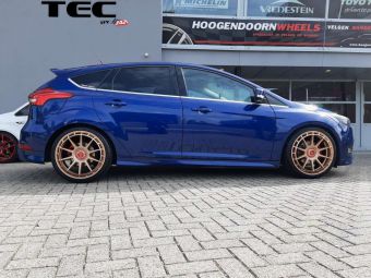 TEC SPEEDWHEELS GT8 ROSE GOLD 19 INCH GEMONTEERD MET CENTERLOCK KAPPEN ONDER EEN FORD FOCUS 