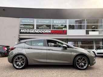 TEC SPEEDWHEELS GT6 EVO HYPER BLACK IN 18 INCH GEMONTEERD ONDER EEN OPEL ASTRA K