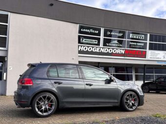 TEC SPEEDWHEELS GT6 EVO HYPER BLACK IN 18 INCH GEMONTEERD ONDER EEN VOLKSWAGEN VI