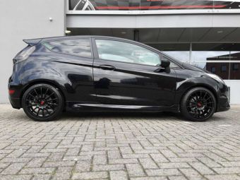 TEC SPEEDWHEELS AS2 BLACK GLOSS IN 17 INCH GEMONTEERD ONDER EEN FORD FIESTA 