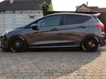 TEC SPEEDWHEELS GT8 BLACK 18 INCH GEMONTEERD MET CENTERLOCK KAPPEN ONDER EEN FORD FIESTA