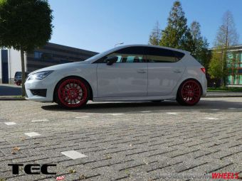 TEC SPEEDWHEELS AS2 RED 19 INCH GEMONTEERD ONDER EEN SEAT LEON CUPRA MET WINTERBANDEN 