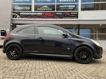 TEC SPEEDWHEELS AS2 BLACK IN 17 INCH GEMONTEERD ONDER EEN OPEL CORSA