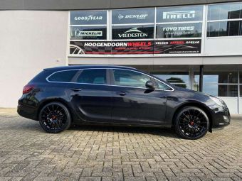 TEC SPEEDWHEELS AS2 BLACK GLOSS IN 19 INCH GEMONTEERD ONDER EEN OPEL ASTRA