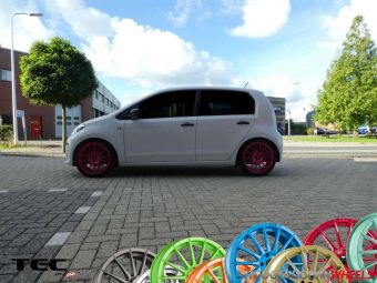 TEC VELGEN AS2 IN PINK EN IN 17 INCH GEMONTEERD ONDER EEN VW UP . VELG IS IN 11 KLEUREN TE LEVEREN 