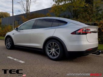 TEC SPEEDWHEELS GT3 GUN METAL 19 INCH GEMONTEERD IN UTRECHTONDER EEN TESLA X MET WINTERBANDEN 