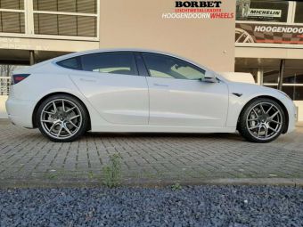 BORBET Y2 VELGEN 20 INCH IN HYPER SILVER GEMONTEERD ONDER EEN TESLA MODEL 3