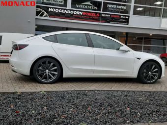 MONACO WHEELS ANTRACIET 19 INCH MET WINTERBANDEN EN TPMS SENSOREN GEMONTEERD ONDER EEN TESLA MODEL 3