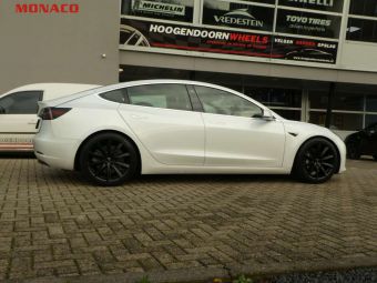 MONACO VELGEN GP6 19 INCH MET WINTERBANDEN MATT BLACK GEMONTEERD ONDER EEN TESLA MODEL 3