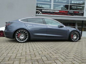 TOMASON VELGEN TN16 20 INCH IN DARK HYPER BLACK POLISHED GEMONTEERD ONDER EEN TESLA MODEL 3