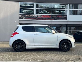 TOMASON TN1 BLACK IN 17 INCH GEMONTEERD ONDER EEN SUZUKI SWIFT SPORT