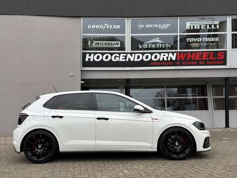 TOMASON TN1 BLACK IN 18 INCH GEMONTEERD ONDER EEN VOLKSWAGEN POLO