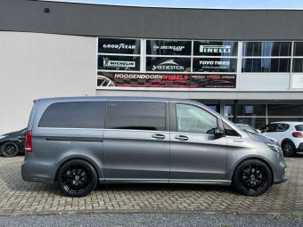 TOMASON TN1 FLOW BLACK POLISHED IN 19 INCH GEMONTEERD ONDER EEN MERCEDES EQV