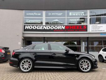 TOMASON TN1 BRIGHT SILVER IN 18 INCH GEMONTEERD ONDER EEN AUDI A3