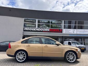 TOMASON TN1 BRIGHT SILVER IN 18 INCH GEMONTEERD ONDER EEN VOLVO S40