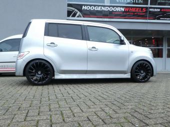 TOMASON VELGEN TN16 IN 17 INCH GEMONTEERD ONDER EEN DAIHATSU MATERIA