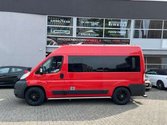 TOMASON TN1F BLACK PAINTED IN 16 INCH GEMONTEERD ONDER EEN FIAT DUCATO