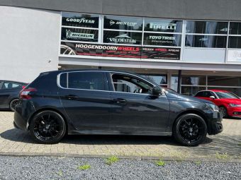 TOMASON VELGEN TN1 ZWART IN 17 INCH GEMONTEERD ONDER EEN PEUGEOT 308