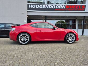TOMASON TN1 BRIGHT SILVER  IN 18 INCH GEMONTEERD ONDER EEN TOYOTA GT86