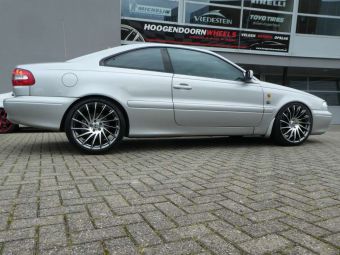 TOMASON VELGEN TN16 19 INCH IN DARK HYPER BLACK POLISHED GEMONTEERD ONDER EEN VOLVO C70