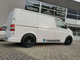 TOMASON VELGEN TN18 GLOSSY BLACK IN 19 INCH GEMONTEERD ONDER EEN VW TRANSPORTER