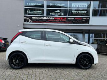 IT WHEELS VELGEN ALISA 15 INCH BLACK GEMONTEERD ONDER EEN TOYOTA  AYGO