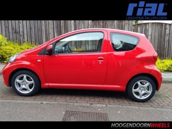 Rial velgen U1 zilver 14 inch gemonteerd onder een Toyota Aygo