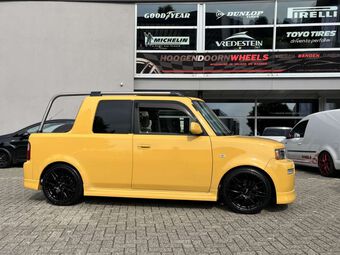 JR WHEELS JR28 BLACK IN 17 INCH GEMONTEERD ONDER EEN TOYOTA BB OPEN DECK