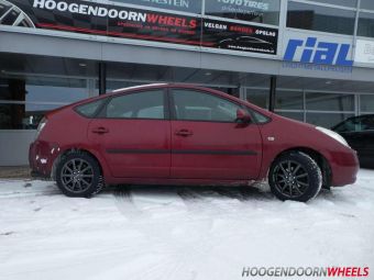 RIAL MILANO VELGEN ANTRACIET IN 16 INCH GEMONTEERD ONDER EEN TOYOTA PRUIS 