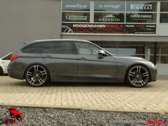 ULTRA WHEELS BOOST GEMAAKT VOOR BMW EN IN 20 INCH MET BREEDSET BANDEN GEMONTEERD ONDER EEN BMW 3 SERIE 