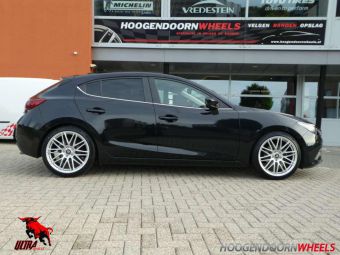 ULTRA WHEELS RACE VELGEN ZILVER IN 19 INCH GEMONTEERD ONDER EEN MAZDA 3 