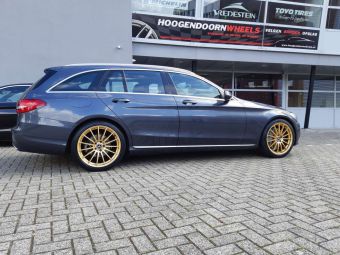 ULTRA WHEELS SPEED IN GOLD EN 19 INCH GEMONTEERD ONDER EEN MERCEDES C KLASSE