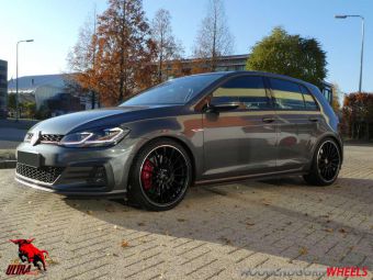 ULTRA WHEELS SPEED ZWART MET GEPOLIJSTE LIP MET WINTERBANDEN GEMONTEERD ONDER EEN VOLKSWAGEN 7 GTI 