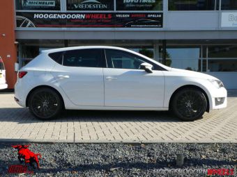 ULTRA WHEELS STORM BLACK ( LINKS EN RECHTS DRAAIEND) 19 INCH GEMONTEERD ONDER EEN SEAT LEON 