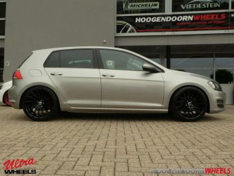 ULTRA WHEELS STORM ZWART IN 19 INCH GEMONTEERD ONDER EEN VOLKSWAGEN GOLF 