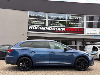 ULTRA WHEELS UA20 COBRA GLOSS BLACK IN 19 INCH GEMONTEERD ONDER EEN SEAT LEON