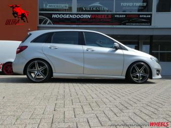 ULTRA WHEELS EVO IN 19 INCH EN GLANS ANTRACIET GEPOLIJST GEMONTEERD INCL TPMS SENSOREN ONDER EEN MERCEDES B KLASSE